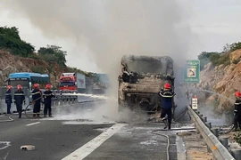 Kinh hoàng xe khách bốc cháy trên cao tốc, 30 người thoát chết