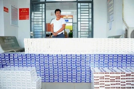 Đồng Tháp: Thu giữ 11.360 bao thuốc lá lậu trên ô tô cá nhân