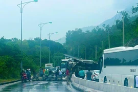 Tài xế mất lái, ô tô tải tông dải phân cách trên đèo Cù Hin