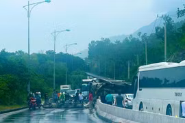 Tài xế mất lái, ô tô tải tông dải phân cách trên đèo Cù Hin