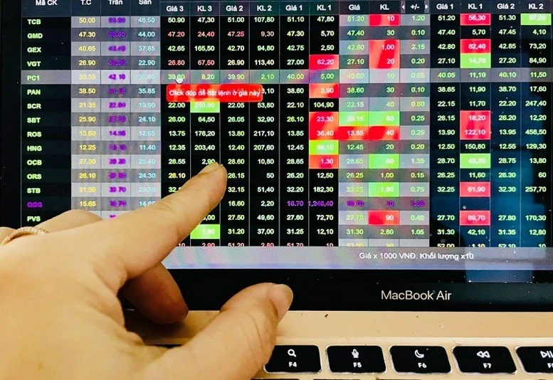 Khối ngoại bán ròng 2.500 tỷ đồng, xả mạnh cổ phiếu tỷ phú Việt