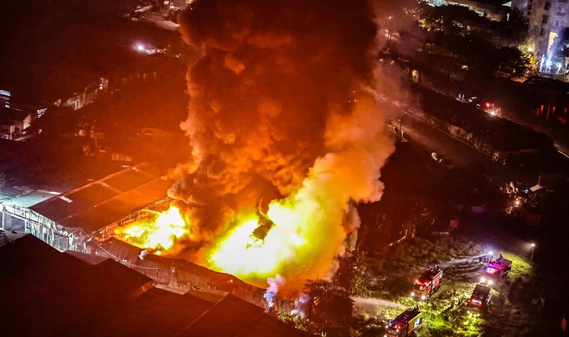 Cháy lớn xưởng gỗ đối diện Bệnh viện K Tân Triều, Hà Nội: 1 người tử vong