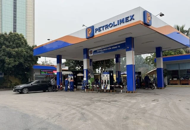 Cây xăng Hà Nội 12/3 bất ngờ vắng khách sau khi giá xăng giảm