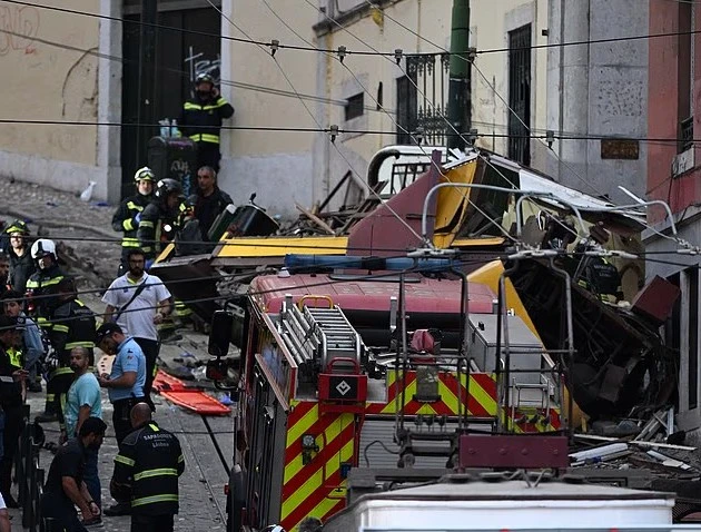 Hiện trường tàu điện trật bánh ở Lisbon, nhiều người thiệt mạng