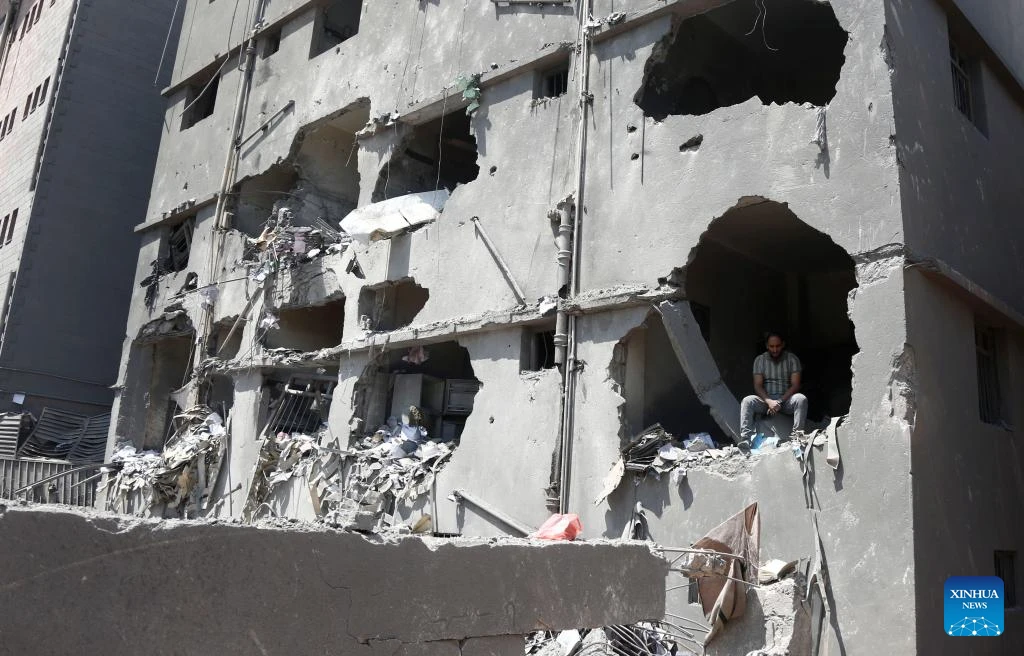 Cảnh tan hoang ở thủ đô Yemen sau cuộc không kích của Israel