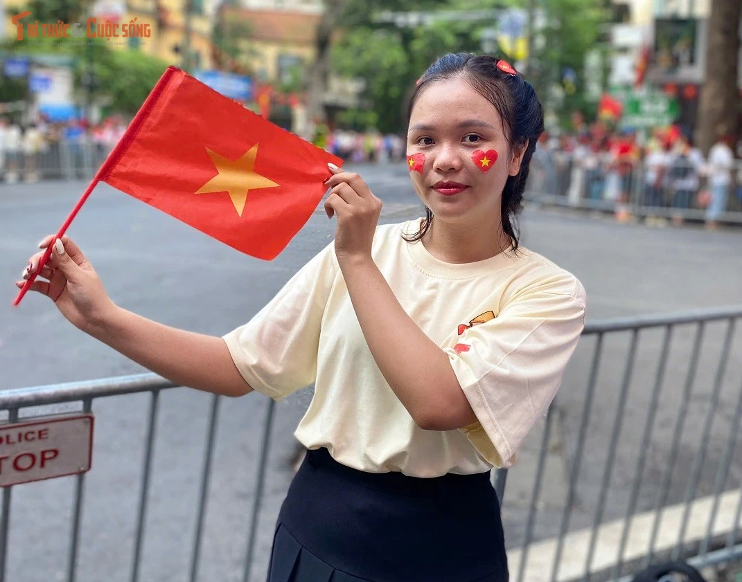 Giới trẻ háo hức xem diễu binh, diễu hành A80 trên phố