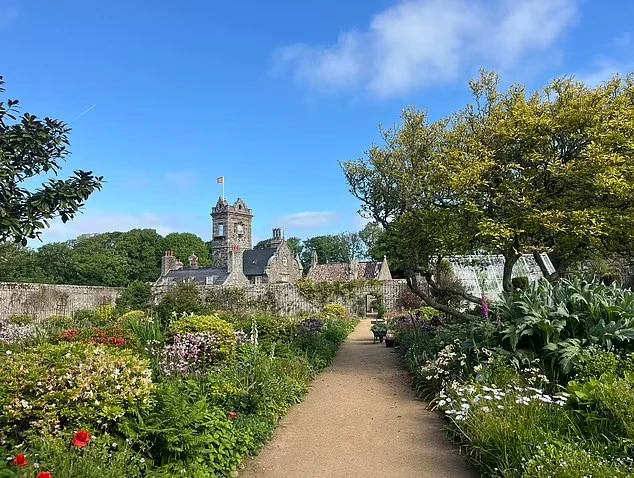 Ngỡ ngàng cuộc sống trên đảo tí hon là "thiên đường thuế"
