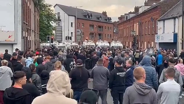 Toàn cảnh cuộc biểu tình bạo lực ở Bắc Ireland