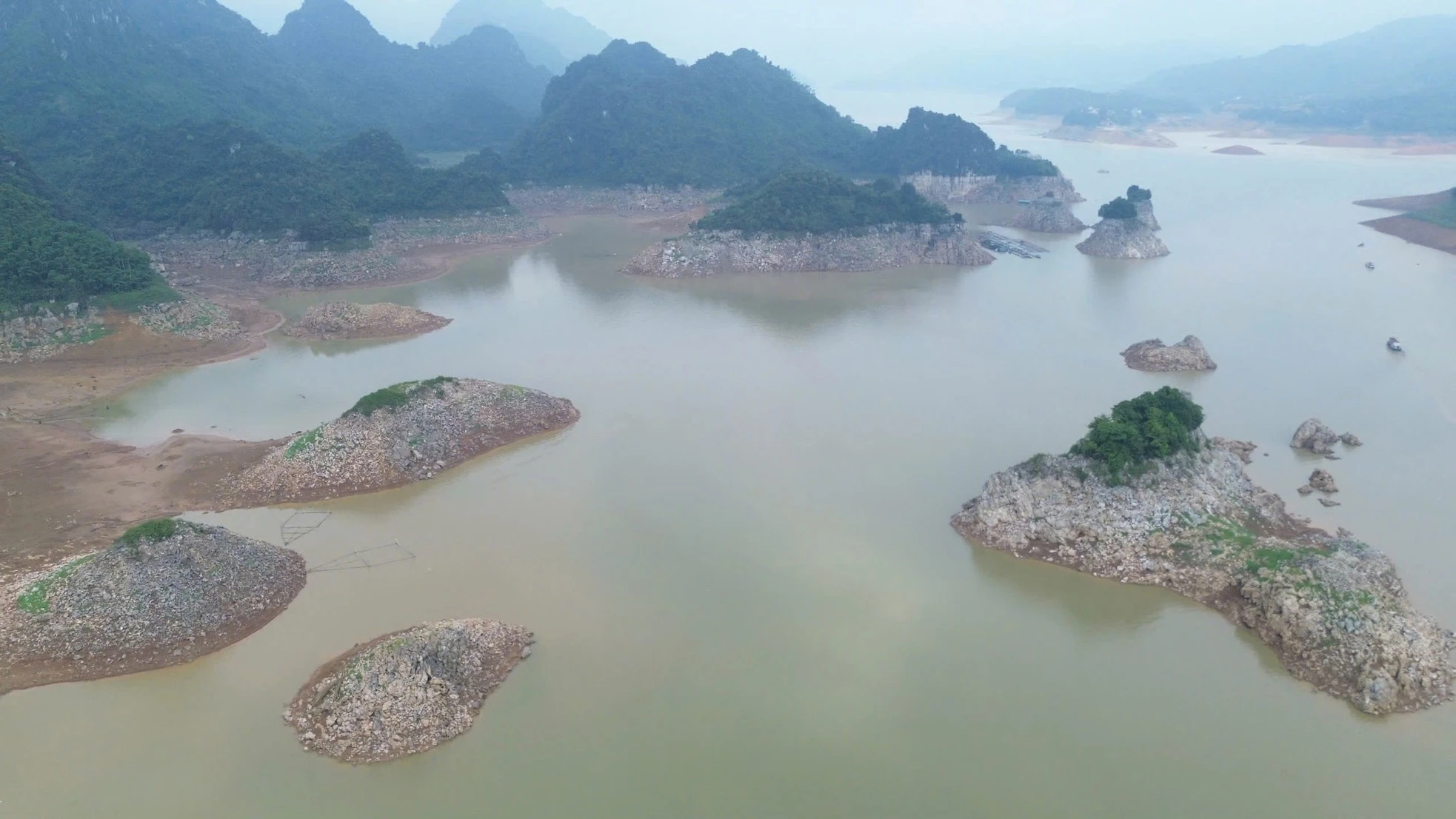  Mực nước hồ thủy điện Hòa Bình thấp kỷ lục