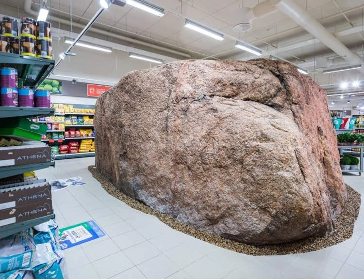 Lạ lùng hòn đá khổng lồ nằm giữa siêu thị