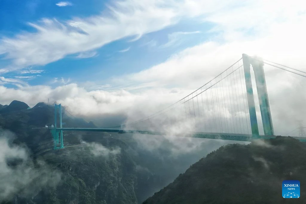 Cận cảnh cây cầu cao nhất thế giới chính thức được thông xe