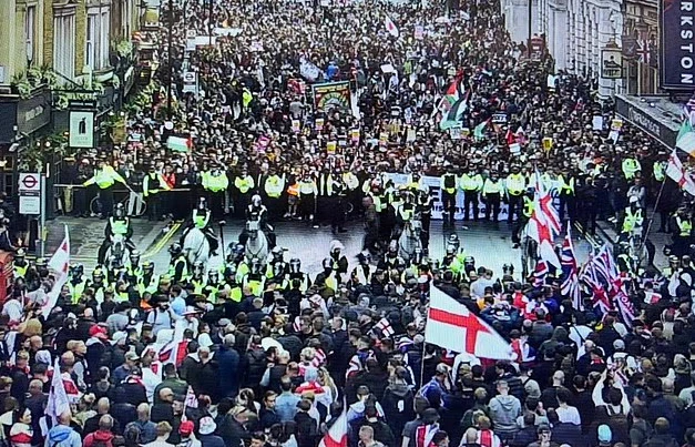 Hình ảnh đụng độ giữa cảnh sát và người biểu tình ở London