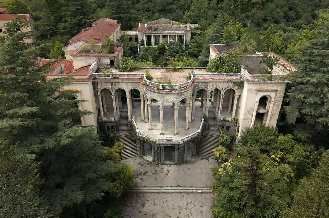 Ngỡ ngàng vẻ đẹp ma mị của loạt địa điểm bỏ hoang ở Gruzia