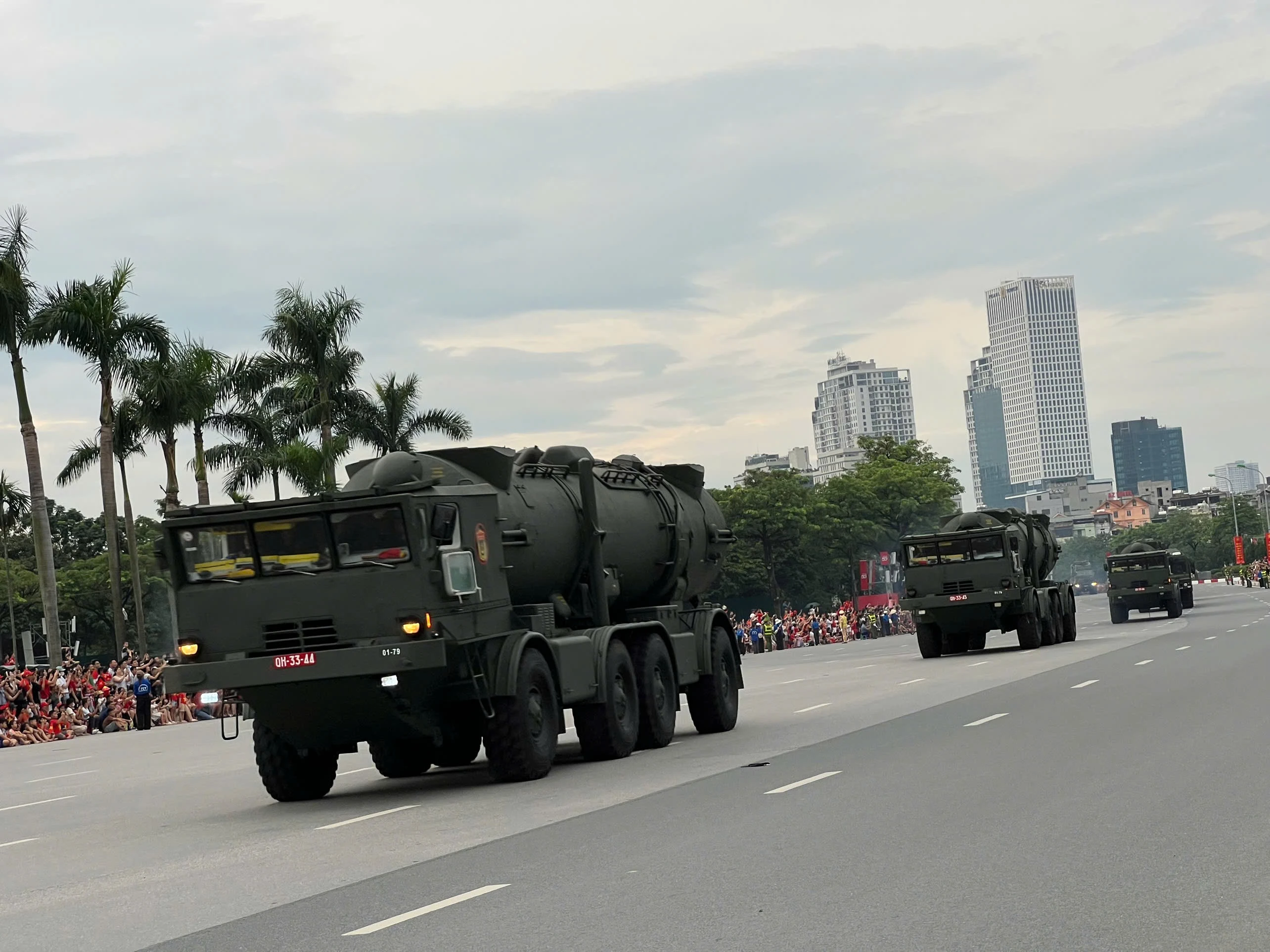 Người dân háo hức xem dàn khí tài di chuyển về trung tâm Hà Nội