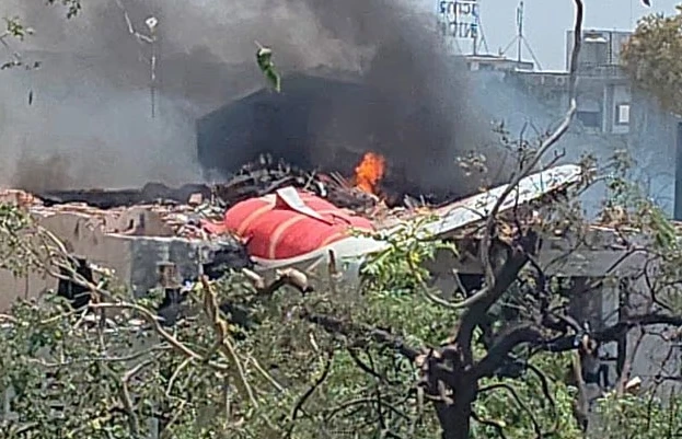 Hiện trường vụ rơi máy bay chở 242 người ở Ấn Độ