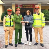 Công an TP Huế trả lại túi tiền cho người dân đánh rơi