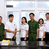 Du khách nước ngoài xúc động khi nhận lại tài sản đánh rơi