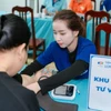 Nhân viên trung tâm tiêm chủng Long Châu tư vấn và khám sàng lọc trước tiêm.