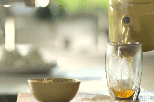Uống trà xanh. Thay vì uống nước ngọt, bạn nên tận hưởng một tách trà xanh khi căng thẳng. Trà xanh chứa nhiều chất chống oxy hóa hạn chế các kích thích tố căng thẳng. Các thành phần trong trà xanh còn giúp chuyển hóa glucose khiến bạn bớt mệt mỏi, căng thẳng và chán nản.