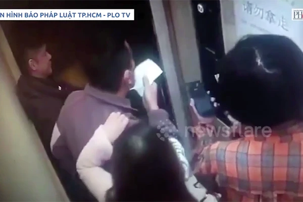 Video: Bị bắt giam vì bôi nước bọt lên nút thang máy