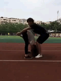 Style hôn lộn vòng kỳ quái đang ngày càng được lòng giới trẻ.