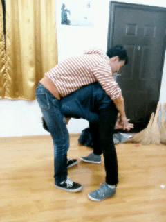 Một số ý kiến cho rằng hành động này phản cảm và trào lưu kỳ quái, nguy hiểm này cần phải dừng lại thì số khác lại cho rằng đây chỉ đơn giản là trò chơi vui nhộn, nghịch ngợm giữa bạn bè, không cần làm quá lên vấn đề đạo đức, người ta có khả năng làm được người ta mới chơi.