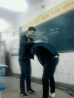 Trào lưu hôn lộn vòng đã "lây lan" trở thành một hiện tượng mạng, các bạn trẻ đua nhau bắt chước và quay lại, post lên trang cá nhân và cộng đồng. Hành động được thực hiện ngay trong lớp học có phần nguy hiểm, nếu như người trụ đứng không vững hoặc tuột tay có thể sẽ gây tổn thương cho vùng đầu, cổ, lưng và chân người chơi cùng.