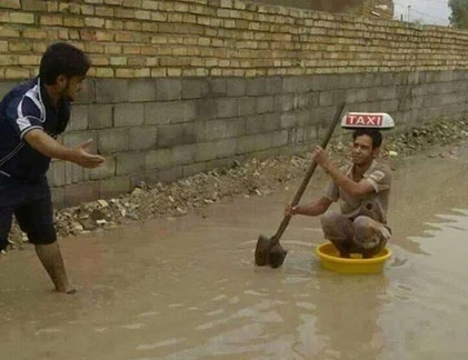 Ảnh cười Facebook: Taxi mùa lũ