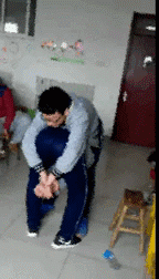 Giờ nghỉ giải lao, các nam sinh chơi trò hôn lộn vòng. Thậm chí các phiên bản nam-nam ngày càng nhiều hơn do các bạn nữ vẫn còn e dè và tỏ ra sợ hãi.