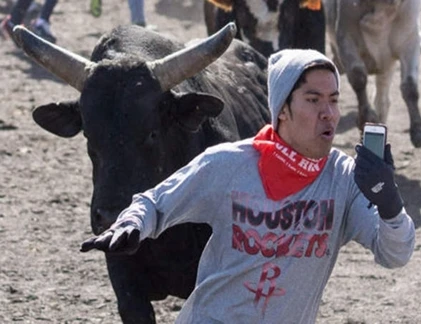 Cười ngất với màn "tự sướng" trong mọi hoàn cảnh