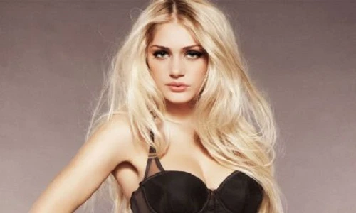 Cô người mẫu non tơ quyết cưa đổ Cris Ronaldo