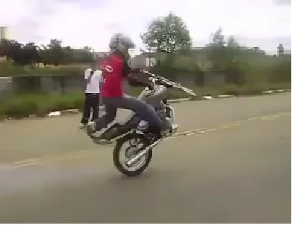 Pha bốc đầu xe cười ra nước mắt