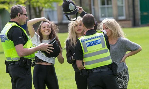 Trai xinh gái đẹp trường Cambridge “xõa” hết mình sau kỳ thi 