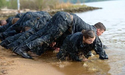 Nữ sinh viên hải quân Mỹ gồng mình trong đợt huấn luyện