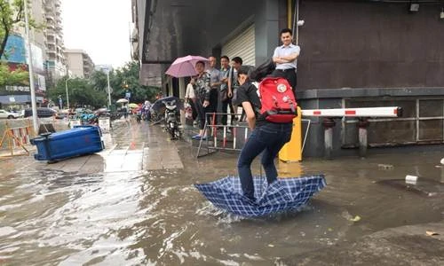 Muôn vàn cách “qua sông” bá đạo của thanh niên TQ