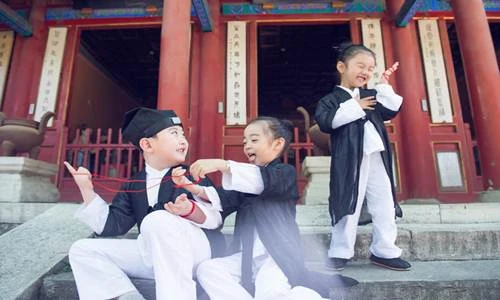 Bộ ảnh tình bạn tiểu đạo sĩ siêu đáng yêu gây sốt