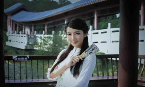 Nữ thạc sĩ xinh đẹp hát hay khiến nam sinh ngơ ngác