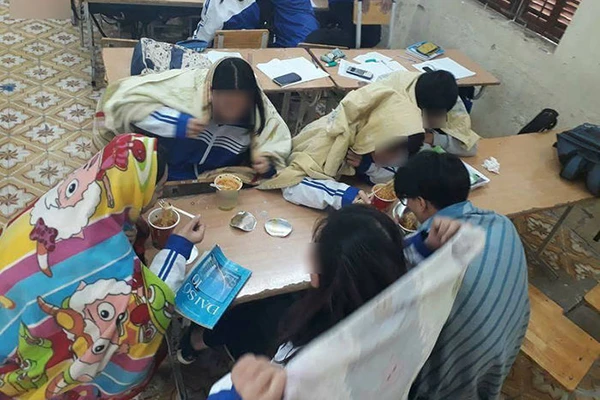 Gió mùa lại về soi cách học sinh “khoác” chăn bông đi học