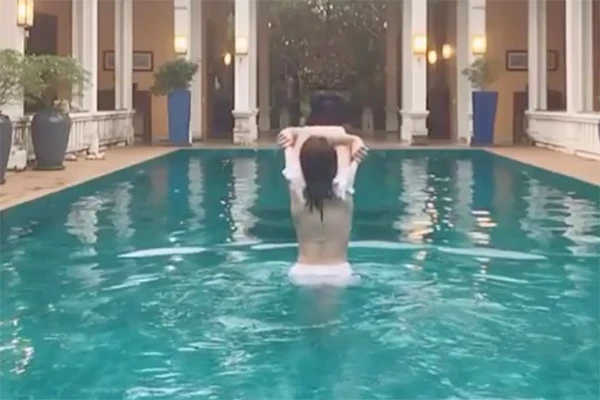 Cởi đồ dưới bể bơi, Nam Em khiến dân mạng không dám xem tiếp