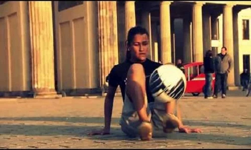 Ngắm các hot girl gợi cảm làm xiếc với trái bóng