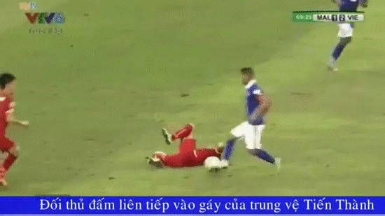 Safiq Rahim nhảy lên thúc đầu gối vào lưng trung vệ Tiến Thành, sau đó là đấm liên tiếp vào đầu Thành. Với chiếc băng đội trưởng trên tay, lẽ ra Rahim phải là người chơi đẹp, nhưng với hành động trên, Rahim sẽ mất rất nhiều điểm trong mắt các huấn luyện viên cũng như khán giả. Trong tình huống này, trọng tài chỉ tặng anh một chiếc thẻ vàng.