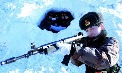 Nữ chiến binh xinh đẹp tập luyện trong tuyết gây sốt mạng