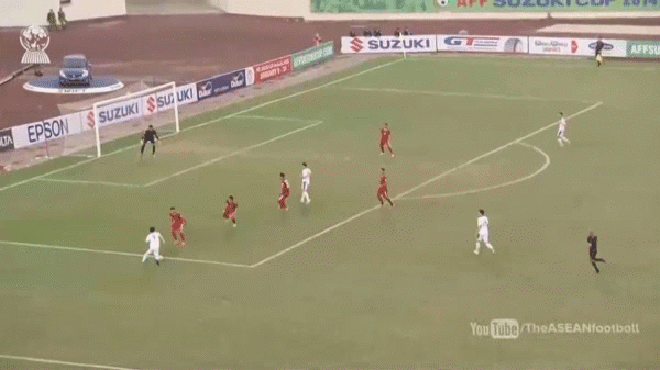 Manuel Ott (Philippines): Trong trận đấu Philippines đại thắng Indonesia với tỷ số 4-0, Manuel Ott đã có pha nã đại bác ngay trước vòng cấm và cú bay người của thủ môn bên phía Indonesia chỉ tô điểm thêm vẻ đẹp cho bàn thắng của Ott.