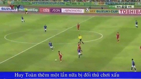 Trong tình huống này, Safee Sali đã đạp từ phía sau của Huy Toàn. Trọng tài nhìn thấy điều đó nhưng đã bỏ qua.