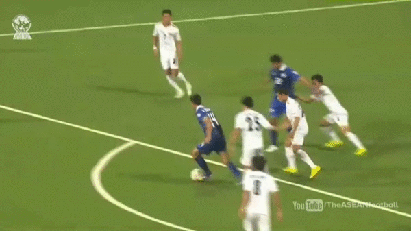 Tanaboon Kesarat (Thái Lan): Cú ra chân nhanh như điện của Tanaboon đã thiêu cháy khung thành của thủ môn Myanmar.