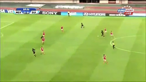 Đây là bàn thắng từ giữa sân của Jiminez của U20 Mexico trong trận tiếp đón U20 Thụy Sĩ.