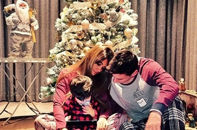 Sao bóng đá đón Giáng sinh sớm với vợ đẹp, con xinh