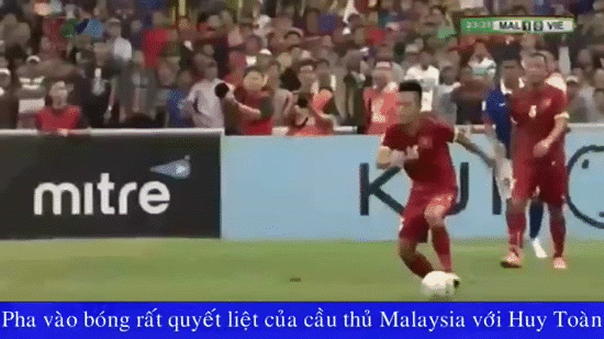Biết sự lợi hại của Huy Toàn của đội tuyển Việt Nam, các cầu thủ Malaysia liên tục gửi đến anh những pha vào bóng ác ý.