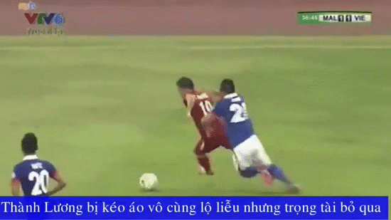 Dường như các cầu thủ Malaysia rất bất lực với những đường đi bóng kỹ thuật của ĐTVN. Họ liên tục sử dụng tiểu xảo để kìm hãm những pha đi bóng đó.