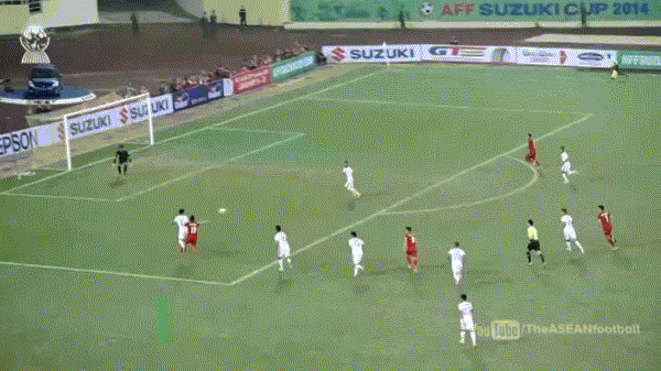 Công Vinh (Việt Nam): Bàn thắng mà Công Vinh nâng tỷ số lên 2-1 cho đội tuyển Việt Nam trận mở màn gặp Indonesia đã nằm trong top 10 bàn thắng đẹp của vòng bảng AFF Cup 2014. Đó là một pha sút bóng sống mẫu mực Công Vinh và có thể đó là bàn thắng để đời của cầu thủ này.